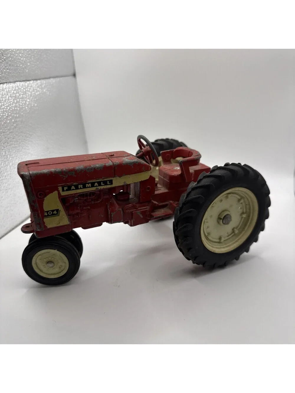 ERTL IH FARMALL 404 TRACTOR WHITE RIM NARROW FRONT